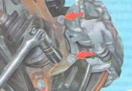 Откручиваем болты крепления тормозного суппорта