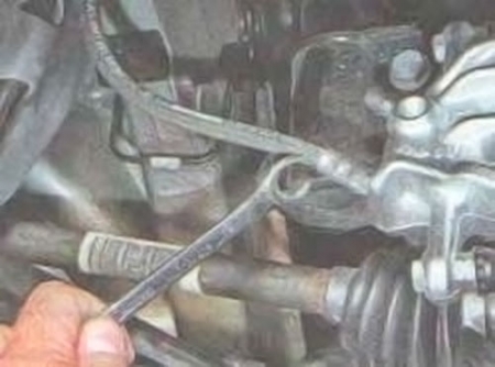 Ослабляем затяжку конца тормозного шланга