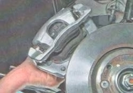 Снимаем тормозной суппорт