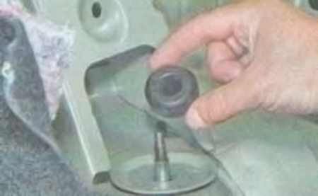 Снимаем подушку со штока амортизатора