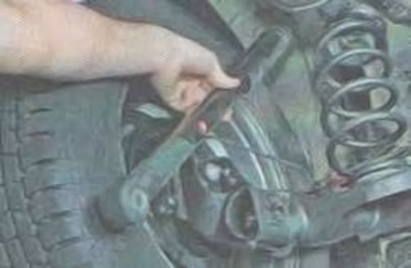 Снимаем задний амортизатор