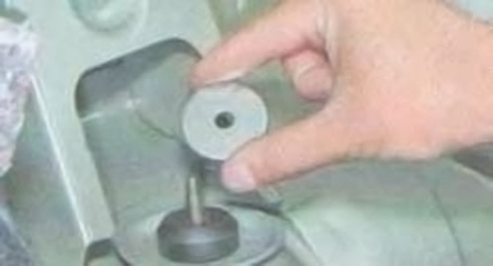 Снимаем шайбу со штока амортизатора