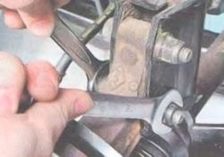 Откручиваем болты крепления амортизационной стойки Откручиваем болты крепления амортизационной стойки