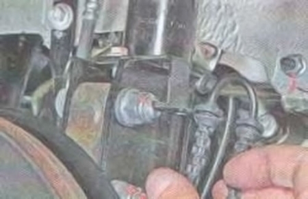 Вынимаем из кронштейна жгут проводов Вынимаем из кронштейна жгут проводов