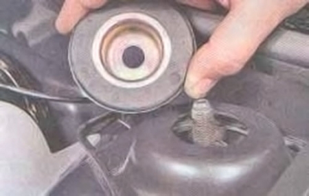 Откручиваем и снимаем шайку на штоке амортизатора Откручиваем и снимаем шайку на штоке амортизатора