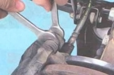 Откручиваем верхний болт крепления тормозного суппорта Откручиваем верхний болт крепления тормозного суппорта