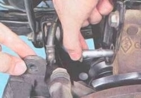 Вынимаем нижний болт крепления амортизационной стойки