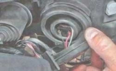 Снимаем крышку фары Снимаем крышку фары