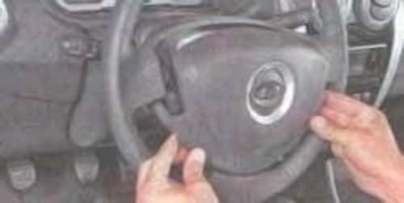 Вынимаем подушку безопасности из руля