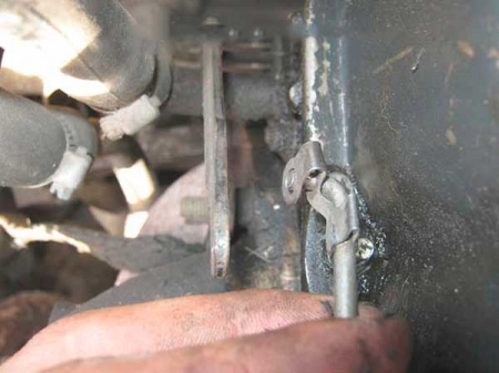 Отсоединяем рычаг от карбюратора