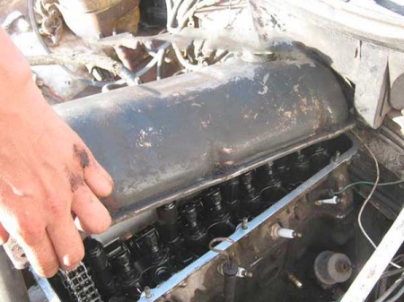 Снимаем клапанную крышку