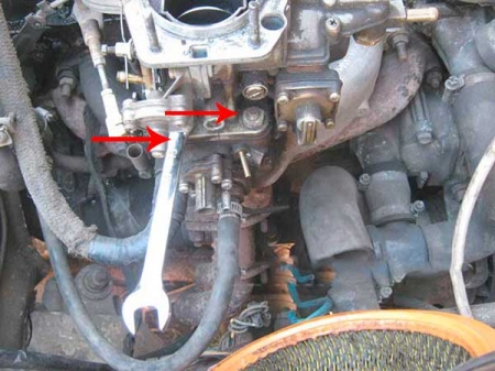 Откручиваем крепления карбюратора