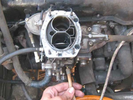 Отсоединяем от карбюратора шланги