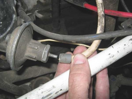 Снимаем шланг с трамблера