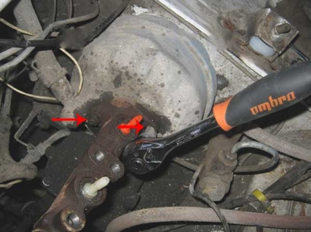 Откручиваем крепления ГТЦ