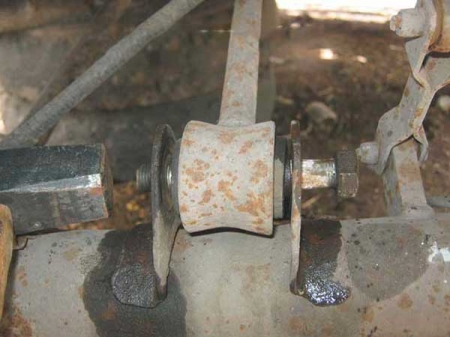 Выбиваем болт крепления продольной тяги