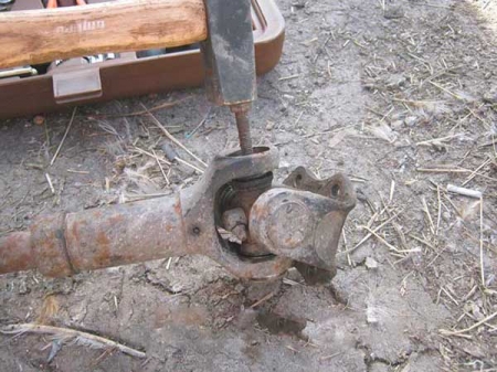 Выбиваем чашку крестовины карданного вала через болт