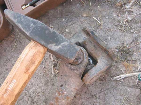 Выбиваем чашку крестовины карданного вала