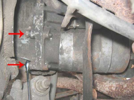 Откручиваем крепления стартера