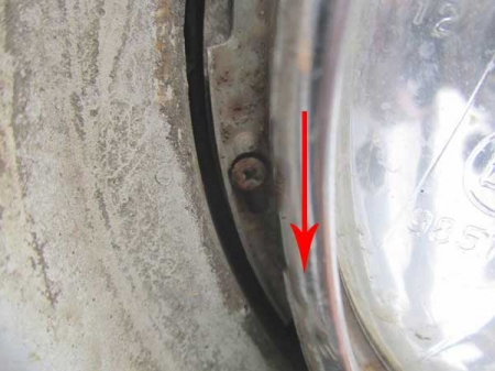 Поворачиваем фару против часовой стрелке Поворачиваем фару против часовой стрелке