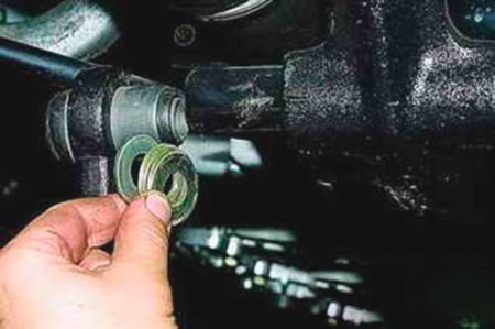 Снимаем упорные шайбы нижнего рычага