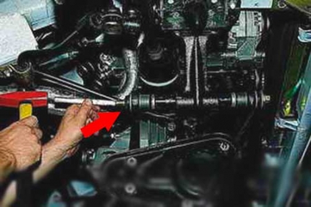 Выбиваем ось нижнего рычага