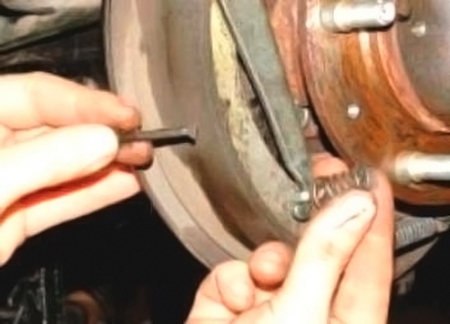 Снимаем прижимную пружину