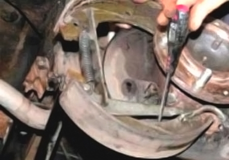 Снимаем задние тормозные колодки