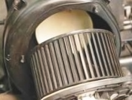 Снимаем вентилятор отопителя